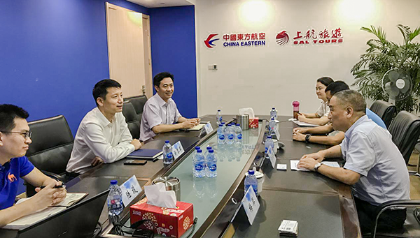 7月9日，集團(tuán)公司董事長李漢東、副總經(jīng)理龔勇一行前往上航假期國際旅行社總部，拜訪上航假期總經(jīng)理靳黎軍，雙方就下一步開展更加深入的合作進(jìn)行了洽談。市場(chǎng)營銷部、經(jīng)營管理部相關(guān)負(fù)責(zé)人陪同參加。.png