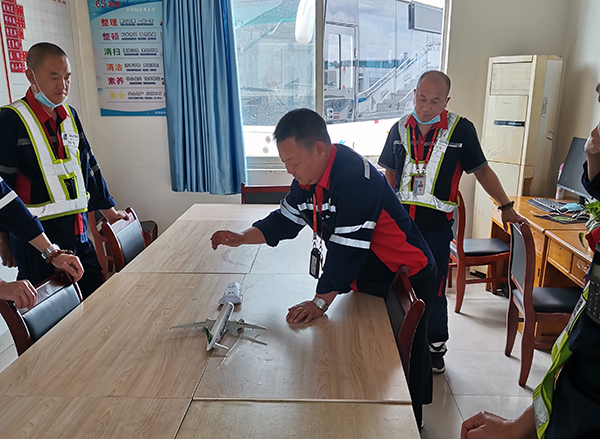 機務保障部開展牽引車失效桌面應急演練.jpeg
